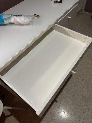 Tocador blanco con 2 cajones amplios.