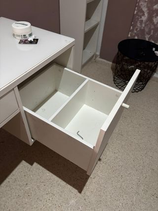 Tocador blanco con 2 cajones amplios.