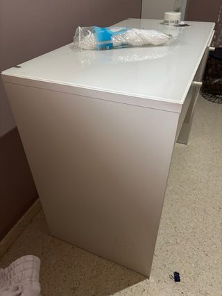 Tocador blanco con 2 cajones amplios.