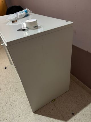 Tocador blanco con 2 cajones amplios.