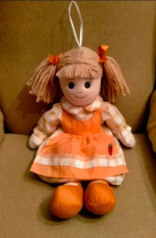 Muñeca de trapo con vestido naranja y fresa