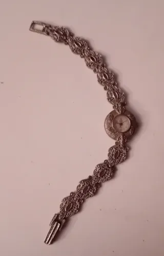 Reloj de pulsera antiguo plateado