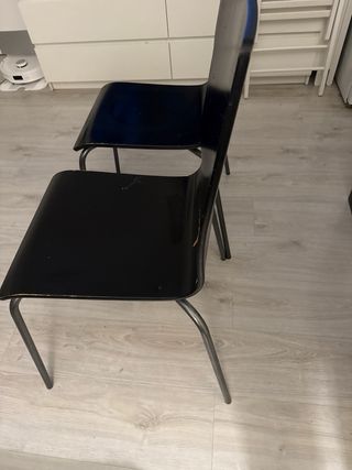 Sillas Negras Modernas con signos de uso