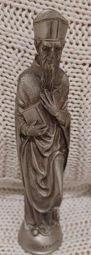 Figura San Patricio estaño