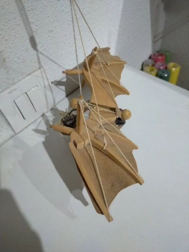 Móvil vintage de Wupper Airlines, hombre pájaro