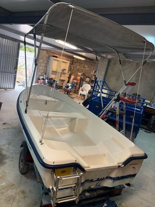 Barco marca  3,60.  motor Yamaha 13,5 CV.