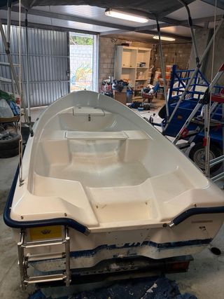 Barco marca  3,60.  motor Yamaha 13,5 CV.