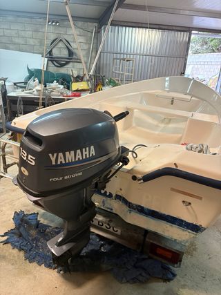 Barco marca  3,60.  motor Yamaha 13,5 CV.