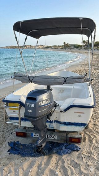 Barco marca  3,60.  motor Yamaha 13,5 CV.