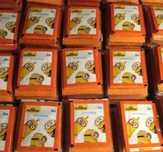 500 sobres cromos Minions + 10 álbumes
