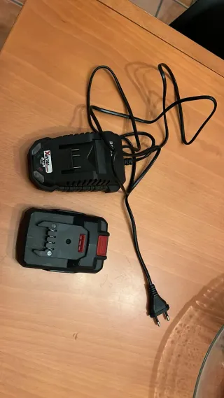 Motosierra Parkside con cargador y batería