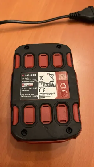 Motosierra Parkside con cargador y batería