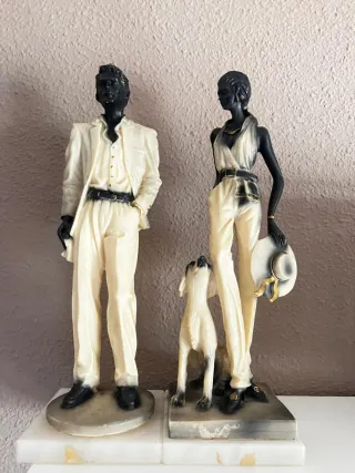 Pareja Estatuas Mármol Hombre Mujer Perro