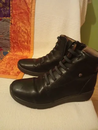 Botas negras con cordones