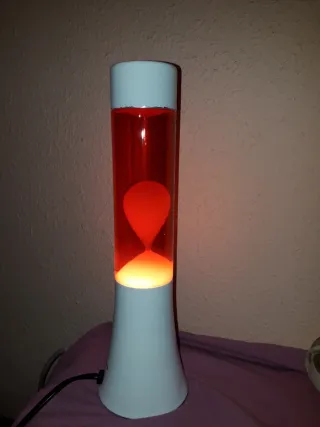 Lámpara de lava roja y blanca