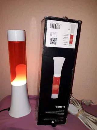 Lámpara de lava roja y blanca