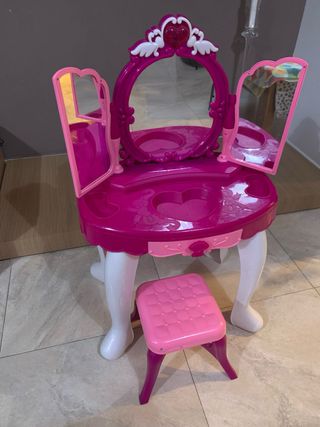 Tocador infantil rosa con espejo y taburete