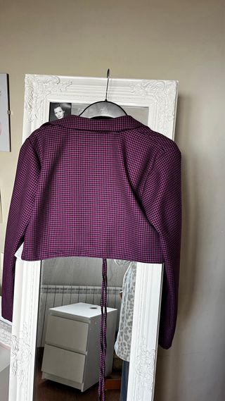 Americana corta cuadros morada y negra Zara