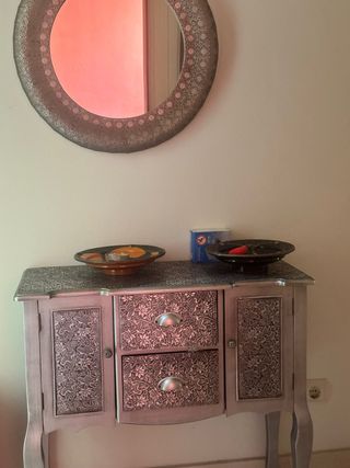 Mueble de hall plateado y espejo