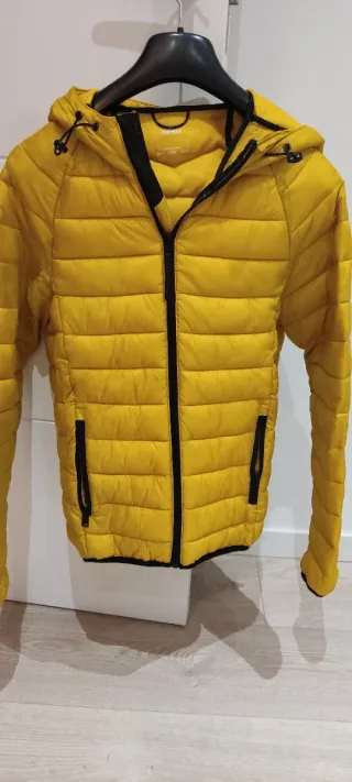 Plumas amarillo con capucha