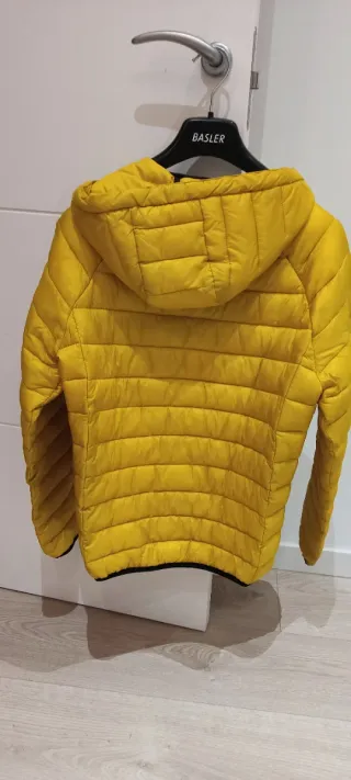 Plumas amarillo con capucha