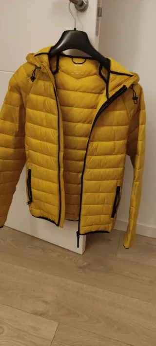 Plumas amarillo con capucha