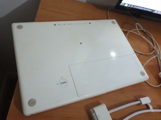 MacBook Blanco 2009 + eMac G4 1GHz 2003
