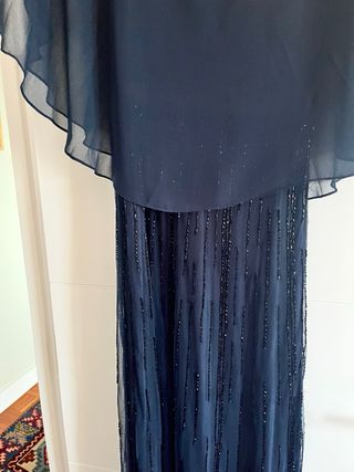 Vestido de fiesta azul con detalles