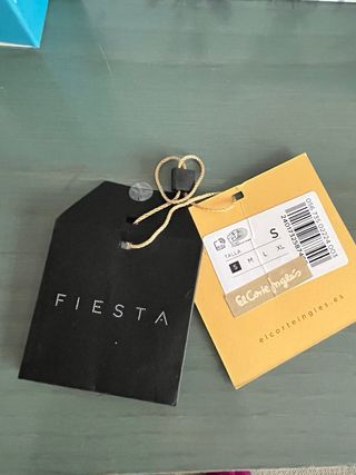 Vestido de fiesta azul con detalles