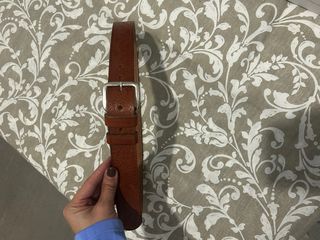 Cinturón de cuero marrón con hebilla