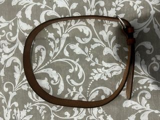 Cinturón de cuero marrón con hebilla