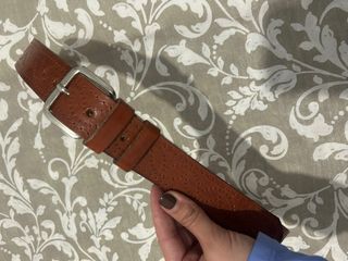 Cinturón de cuero marrón con hebilla