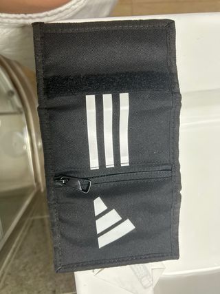Cartera Adidas Negra y Blanca