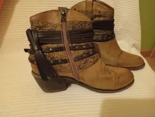 Botines cowboy beige y marrón