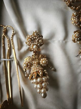 ADEREZO FALLERA DE RACIMO DE PERLAS EN DORADO