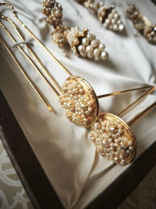 ADEREZO FALLERA DE RACIMO DE PERLAS EN DORADO