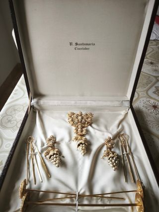 ADEREZO FALLERA DE RACIMO DE PERLAS EN DORADO