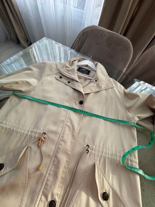 Chaqueta PTKai Beige Mujer. Estilo ganardina corta