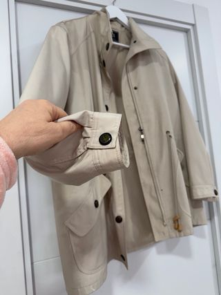 Chaqueta PTKai Beige Mujer. Estilo ganardina corta