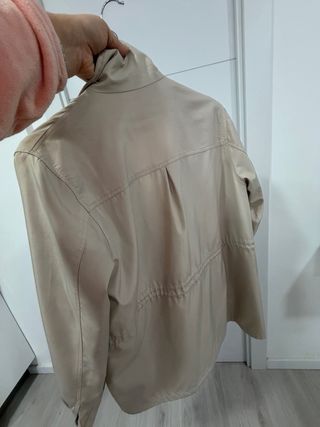 Chaqueta PTKai Beige Mujer. Estilo ganardina corta