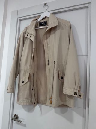 Chaqueta PTKai Beige Mujer. Estilo ganardina corta