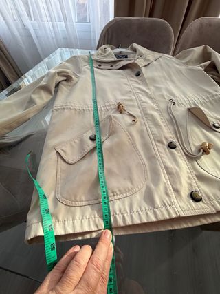 Chaqueta PTKai Beige Mujer. Estilo ganardina corta