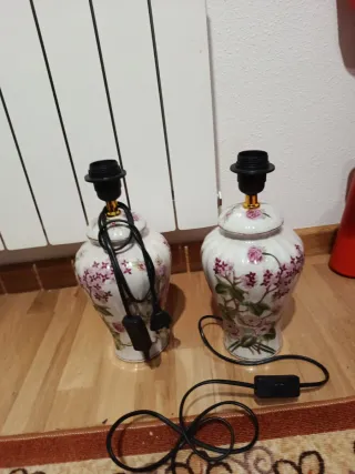 Lámparas de cerámica antigua con motivos florales.