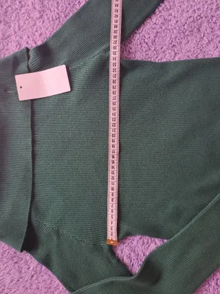 Maglioncino verde spalle scoperte