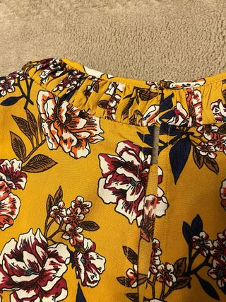 Blusa floral amarilla sin mangas