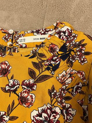 Blusa floral amarilla sin mangas
