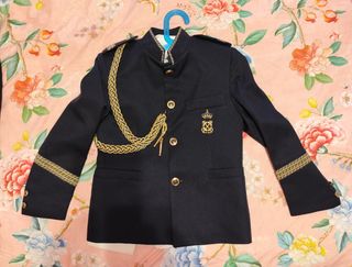 Traje de comunión azul con detalles dorados