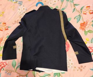 Traje de comunión azul con detalles dorados