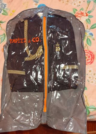 Traje de comunión azul con detalles dorados