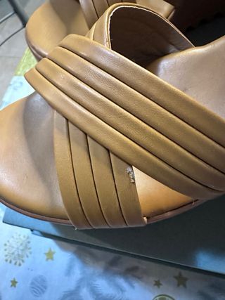 Sandalias de cuña color camel